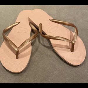 Havaianas  brand new pretty rose gold flip flops